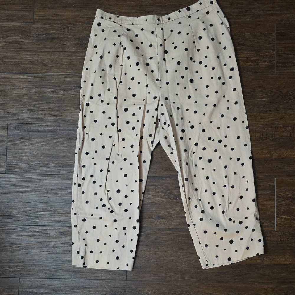Briggs New York Cream and Black Polka Dot Capris
